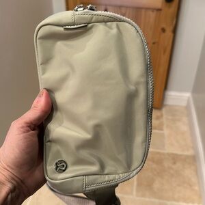 Brand new Lululemon schätzen Crossbody purse, still has tags on it
